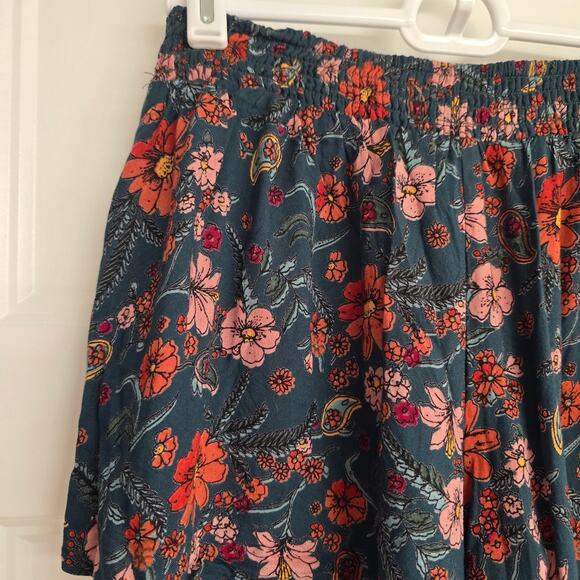 Women's Angie Dark Green Floral Tie Front Culotte Shorts | Size Small - Picture 5 of 9